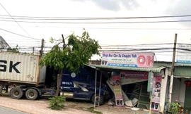 Xe container lao vào loạt ki ốt bên đường