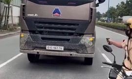 CSGT truy đuổi xe vi phạm, rút súng cảnh cáo như phim 