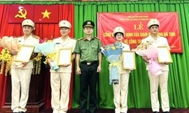 Trao quyết định của Giám đốc Công an tỉnh Bình Phước về công tác cán bộ