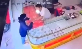 [CLIP]: Hai vụ cướp giật vàng nhanh như chớp ở Bình Dương