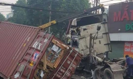 Điều tra vụ tàu hỏa tông đứt đầu xe container lúc rạng sáng