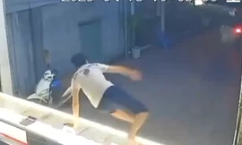 [CLIP]: Hai thanh niên vào tiệm vàng vờ hỏi mua rồi giật dây chuyền bỏ chạy