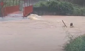 Cố gắng cứu chiếc xe máy, người đàn ông bị nước cuốn trôi mất tích