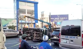 Mất lái, xe tải húc văng xe 7 chỗ rồi lật ngửa giữa đường