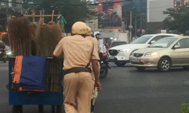 Dân mạng tán dương hành động đẹp của CSGT giữa vòng vây xe cộ ngày cận Tết