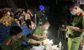 Đột kích quán bar ở Bình Dương, phát hiện hàng chục nam nữ phê ma túy