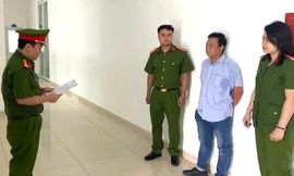 Khởi tố kẻ chôn lén tới 2.200 tấn chất thải công nghiệp ở Bình Dương