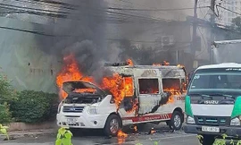 Xe cứu thương bốc cháy dữ dội trên quốc lộ 13 đoạn qua Bình Dương