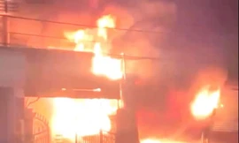 Lửa dữ dội bao trùm cửa hàng phụ tùng ô tô sau tiếng nổ lớn