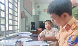 Xử phạt, tịch thu phương tiện người cụt một tay lái xe máy ‘diễn xiếc’ trên đường ở Bình Dương 