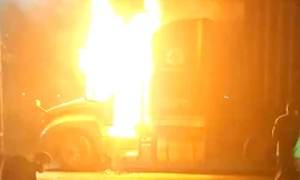 CLIP: Xe đầu kéo container bất ngờ cháy dữ dội sau khi rời kho hàng