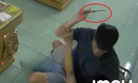 [CLIP] Tên cướp đột nhập tiệm game đâm nhân viên quản lý, lấy ví tiền 