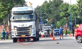 Cụ ông 82 tuổi và xe máy bị xe tải kéo lê giữa vòng xoay