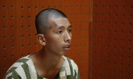 Ngủ dậy thấy vợ ngồi nhắn tin, chồng bóp cổ vợ đến chết