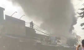 Lửa cháy ngùn ngụt ở cửa hàng kinh doanh nón bảo hiểm 