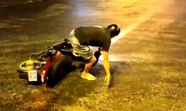 Clip xe đầu kéo chạy tốc độ cao, tràn dầu khiến hàng chục người đi xe máy ngã lăn 