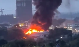 Khói lửa cuồn cuộn, 60 chiến sĩ chữa cháy công ty ở Bình Dương