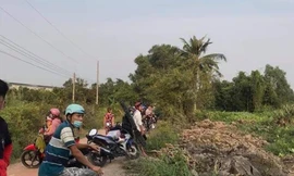 Phát hiện thi thể nữ giới buộc vào can nhựa trôi trên sông