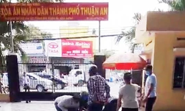 Công an lên tiếng vụ nhóm người mang dao lao vào tòa án bắt người