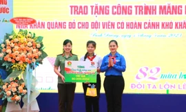 Trao giải thưởng Kim Đồng, tặng nhà khăn quàng đỏ cho thiếu nhi Bình Dương