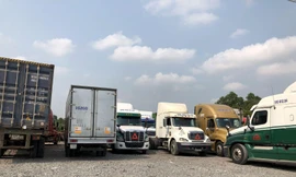 Hàng loạt bãi xe container tự phát dọc tuyến đường huyết mạch ở Bình Dương
