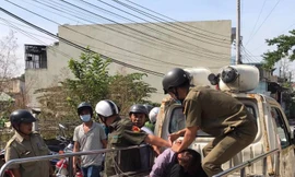 Hàng chục cảnh sát khống chế thanh niên ôm bình gas đòi ‘tự sát chung’ cùng cả xóm trọ