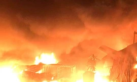 Cháy ngùn ngụt tại kho phế liệu, khói đen bao trùm cả khu dân cư