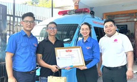 Tặng giải thưởng Thanh niên sống đẹp cho ‘hiệp sĩ bóng đêm’ Bình Dương