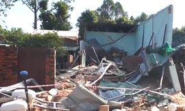 Lái xe cuốc phá sập hai căn nhà của đối tác làm ăn sau khi cự cãi 