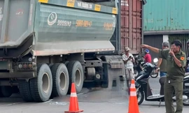Xe ben quay đầu cuốn xe máy vào gầm, cụ ông 73 tuổi bị cán tử vong