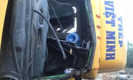 Tài xế mắc kẹt trong cabin khi xe container lật ngang, tông sập trụ điện