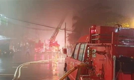 Xe cứu thương bốc cháy dữ dội khiến 7 người bị thương