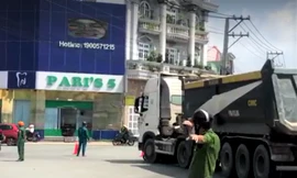 Bị xe ben kéo lê dưới gầm, hai người thương vong