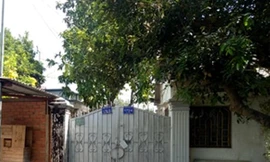 Nhà nguyên Trưởng Ban Tuyên giáo bị khóa cổng, có người đứng gác?