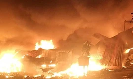 Bình Dương: Cháy ngút trời trong khu dân cư, dân ôm đồ tháo chạy giữa trưa