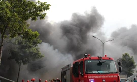 ‘Bà hoả’ thiêu rụi kho phế liệu và hai quán cà phê