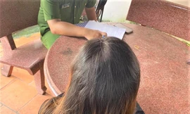 Nhận gạo cứu trợ chê không ăn đòi cho gà hàng xóm, cô gái bị triệu tập