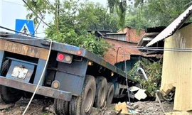 Cả nhà hoảng hồn thấy nhà sập, đầu xe container ngay cạnh giường