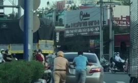 CSGT Bình Dương đẩy ô tô cho người đi đường