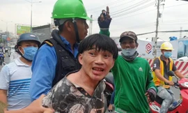 Dân vây bắt thanh niên nghi ngáo đá la hét, tông người đi đường