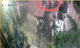 Đứng trước nhà gọi điện, cô gái bị cướp túi xách chứa 50 triệu đồng