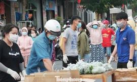 Tuổi trẻ đất Thủ mở ‘Gian hàng 0 đồng’ phục vụ dân khu vực bị phong tỏa