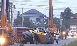 Xe container chở hàng chục tấn hàng lật ngang giữa đường