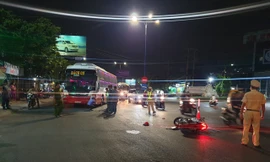 Đi xe máy qua đường, cả nhà 3 người thương vong dưới gầm xe khách 