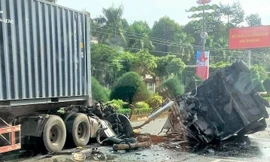 Giải cứu 3 người mắc kẹt khi đầu xe container văng giữa đường sau tai nạn