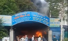 Lửa bao trùm cơ sở nội thất ô tô, 1 xe bị cháy rụi