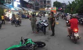 Một người đi đường bị kẻ lạ mặt dùng dao đâm gục