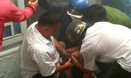 Giải cứu người đàn ông nghi tự thiêu trong phòng trọ