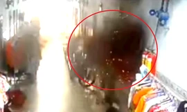 CLIP: Kinh hoàng cục sạc dự phòng và điện thoại nổ làm rung chuyển khu trọ