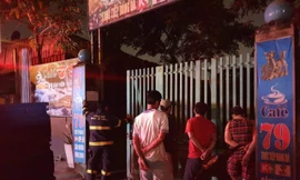 Thanh niên ôm bình gas, can xăng la hét doạ chết trong quán cà phê